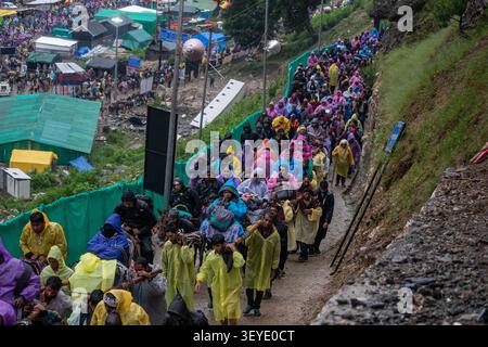 Baltal, Jammu-et-Cachemire, Inde. 3 juillet 2026. Les pèlerins hindous marchent le long d'un chemin de montagne pendant le pèlerinage annuel au Sanctuaire de la grotte Holy Amarnath dans la région de Baltal à Sonamarg, à l'est de Srinagar, la capitale estivale du Cachemire indien. (Crédit image : © Umar Farooq/ZUMA Press Wire) USAGE ÉDITORIAL SEULEMENT ! Non destiné à UN USAGE commercial ! Banque D'Images