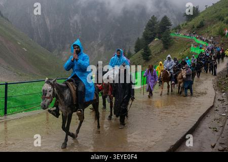 Baltal, Jammu-et-Cachemire, Inde. 3 juillet 2026. Les pèlerins hindous montent à cheval le long d'un chemin de montagne pendant le pèlerinage annuel au Sanctuaire de la grotte Holy Amarnath dans la région de Baltal à Sonamarg, à l'est de Srinagar, la capitale estivale du Cachemire indien. (Crédit image : © Umar Farooq/ZUMA Press Wire) USAGE ÉDITORIAL SEULEMENT ! Non destiné à UN USAGE commercial ! Banque D'Images