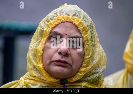 Baltal, Jammu-et-Cachemire, Inde. 3 juillet 2026. Un pèlerin hindou se couvre d'un imperméable au milieu des précipitations pendant le pèlerinage annuel au Sanctuaire de la grotte Holy Amarnath dans la région de Baltal à Sonamarg, à l'est de Srinagar, la capitale estivale du Cachemire indien. (Crédit image : © Umar Farooq/ZUMA Press Wire) USAGE ÉDITORIAL SEULEMENT ! Non destiné à UN USAGE commercial ! Banque D'Images