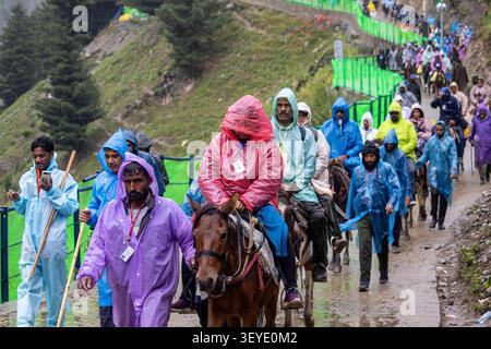 Baltal, Jammu-et-Cachemire, Inde. 3 juillet 2026. Les pèlerins hindous montent à cheval le long d'un chemin de montagne vers le sanctuaire de la grotte Holy Amarnath pendant le pèlerinage annuel dans la région de Baltal à Sonamarg, à l'est de Srinagar, la capitale estivale du Cachemire indien. (Crédit image : © Umar Farooq/ZUMA Press Wire) USAGE ÉDITORIAL SEULEMENT ! Non destiné à UN USAGE commercial ! Banque D'Images