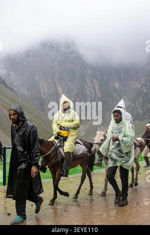 Baltal, Jammu-et-Cachemire, Inde. 3 juillet 2026. Les pèlerins hindous montent à cheval le long d'un chemin de montagne vers le sanctuaire de la grotte Holy Amarnath pendant le pèlerinage annuel dans la région de Baltal à Sonamarg, à l'est de Srinagar, la capitale estivale du Cachemire indien. (Crédit image : © Umar Farooq/ZUMA Press Wire) USAGE ÉDITORIAL SEULEMENT ! Non destiné à UN USAGE commercial ! Banque D'Images
