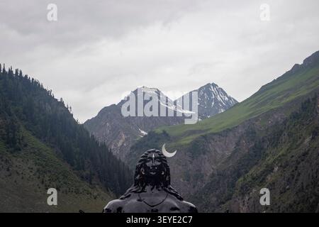 Baltal, Jammu-et-Cachemire, Inde. 3 juillet 2026. Une statue de la divinité hindoue Shiva se dresse au camp de base de Baltal pendant le pèlerinage annuel au sanctuaire de la grotte Holy Amarnath dans la région de Baltal à Sonamarg, à l'est de Srinagar, la capitale estivale du Cachemire indien. (Crédit image : © Umar Farooq/ZUMA Press Wire) USAGE ÉDITORIAL SEULEMENT ! Non destiné à UN USAGE commercial ! Banque D'Images