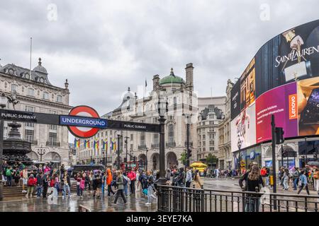 Panneau de métro londonien et panneaux d'affichage à Piccadilly Circus. Londres, Royaume-Uni, 4 juillet 2023 Banque D'Images