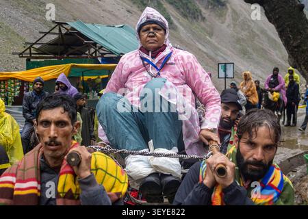 3 juillet 2026, Baltal, Jammu-et-Cachemire, Inde : des porteurs transportent un pèlerin hindou pendant le pèlerinage annuel au Sanctuaire de la grotte Holy Amarnath dans la région de Baltal à Sonamarg, à l'est de Srinagar, la capitale estivale du Cachemire indien. (Crédit image : © Umar Farooq/ZUMA Press Wire) USAGE ÉDITORIAL SEULEMENT ! Non destiné à UN USAGE commercial ! Banque D'Images