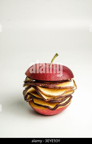 Pomme rouge avec des tranches de fruits séchés en couches isolées sur fond blanc propre Banque D'Images