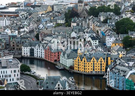 Vue aérienne depuis le belvédère d'Aksla montrant des bâtiments colorés de style Art Nouveau, un clocher d'église et le canal de Brosundet à Ålesund, Møre og Romsdal, Norvège Banque D'Images