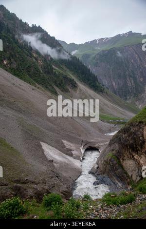3 juillet 2026, Baltal Sonamarg, Jammu-et-Cachemire, Inde : un glacier avec des signes visibles de fonte est vu à Baltal, à environ 100 km (62 miles) à l'est de Srinagar, Cachemire administré par l'Inde. Les glaciers du Cachemire se rétrécissent à un rythme alarmant, des études indiquant que beaucoup ont perdu entre 25 et 30 pour cent de leur glace au cours des dernières décennies alors que le réchauffement climatique entraîne la hausse des températures dans l'Himalaya. Le glacier Thajiwas à Sonamarg, l'une des attractions touristiques les plus connues du Cachemire, est l'un des plus gravement touchés. Une étude récente menée par des chercheurs de l'Université du Cachemire et Banque D'Images
