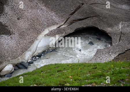 3 juillet 2026, Baltal Sonamarg, Jammu-et-Cachemire, Inde : un glacier avec des signes visibles de fonte est vu à Baltal, à environ 100 km (62 miles) à l'est de Srinagar, Cachemire administré par l'Inde. Les glaciers du Cachemire se rétrécissent à un rythme alarmant, des études indiquant que beaucoup ont perdu entre 25 et 30 pour cent de leur glace au cours des dernières décennies alors que le réchauffement climatique entraîne la hausse des températures dans l'Himalaya. Le glacier Thajiwas à Sonamarg, l'une des attractions touristiques les plus connues du Cachemire, est l'un des plus gravement touchés. Une étude récente menée par des chercheurs de l'Université du Cachemire et Banque D'Images
