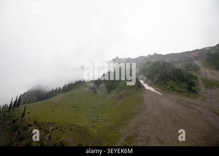 3 juillet 2026, Baltal Sonamarg, Jammu-et-Cachemire, Inde : une vue générale des montagnes avec des taches de neige clairsemées à Baltal, à environ 100 km (62 miles) à l'est de Srinagar, Cachemire administré par l'Inde. Les glaciers du Cachemire se rétrécissent à un rythme alarmant, des études indiquant que beaucoup ont perdu entre 25 et 30 pour cent de leur glace au cours des dernières décennies alors que le réchauffement climatique entraîne la hausse des températures dans l'Himalaya. Le glacier Thajiwas à Sonamarg, l'une des attractions touristiques les plus connues du Cachemire, est l'un des plus gravement touchés. Une étude récente menée par des chercheurs de l'Université de Kash Banque D'Images