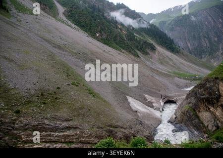 3 juillet 2026, Baltal Sonamarg, Jammu-et-Cachemire, Inde : un glacier avec des signes visibles de fonte est vu à Baltal, à environ 100 km (62 miles) à l'est de Srinagar, Cachemire administré par l'Inde. Les glaciers du Cachemire se rétrécissent à un rythme alarmant, des études indiquant que beaucoup ont perdu entre 25 et 30 pour cent de leur glace au cours des dernières décennies alors que le réchauffement climatique entraîne la hausse des températures dans l'Himalaya. Le glacier Thajiwas à Sonamarg, l'une des attractions touristiques les plus connues du Cachemire, est l'un des plus gravement touchés. Une étude récente menée par des chercheurs de l'Université du Cachemire et Banque D'Images