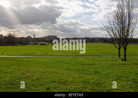 Début du printemps sur les terrains de jeu du Regents Park, Londres, Angleterre, Royaume-Uni Banque D'Images