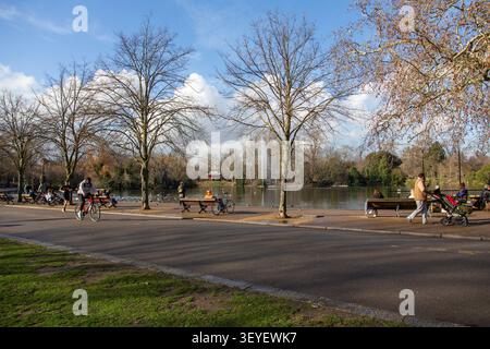 Janvier à Victoria Park près du lac, Londres, Royaume-Uni Banque D'Images