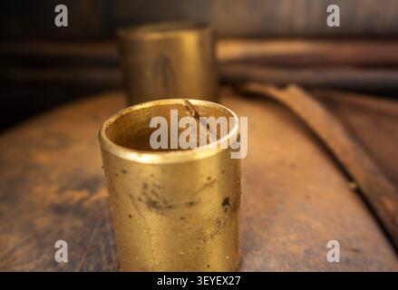 Gros plan de la bague en laiton du camion qui brille pendant les heures dorées... Banque D'Images