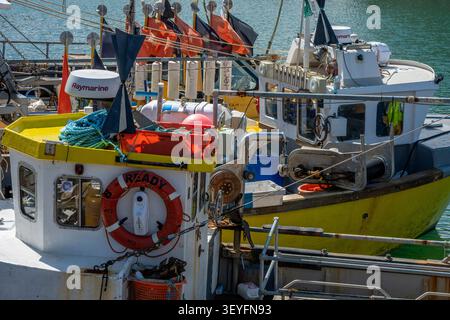 Petits caboteurs et bateaux de pêche colorés et peints de couleurs vives dans la rivière Camber du port de Portsmouth, Hampshire, Angleterre, Royaume-Uni Banque D'Images