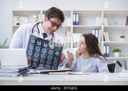 Médecin en expliquant au patient les résultats d'imagerie par rayons x Banque D'Images