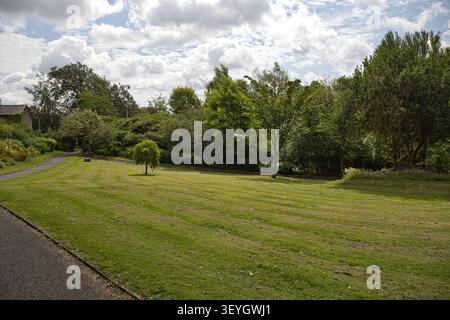 Tondez de la pelouse verte et des allées asphaltées devant la véranda du Philips Park, Whitefield, Bury, Greater Manchester, Royaume-Uni. Banque D'Images