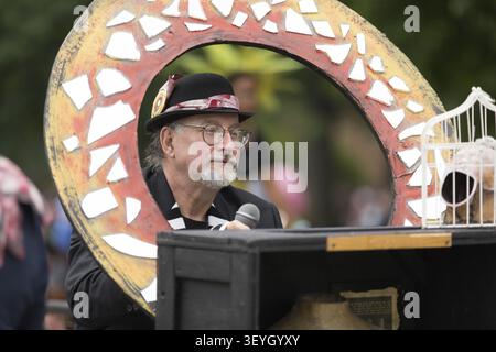 Cleveland, Ohio, USA - 9 juin 2018 l'homme de jouer du piano à l'art abstrait Défilé du festival Le Cercle Banque D'Images