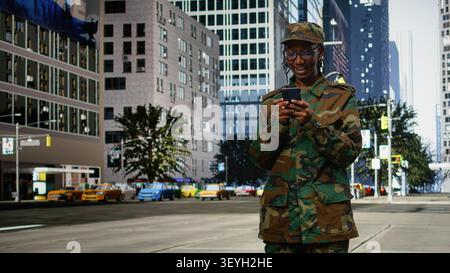 Recevoir de bonnes nouvelles, téléphone et soldat de l'armée ravi à l'extérieur rentrant à la maison. Agréable surprise sur smartphone avec une femme noire passionnée dans la rue de la ville voyant le service militaire se terminer. Banque D'Images