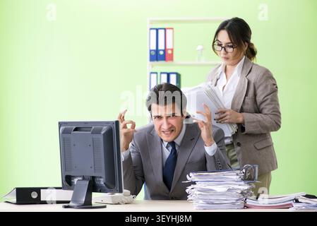 Homme employé souffrant d'un excès de travail Banque D'Images
