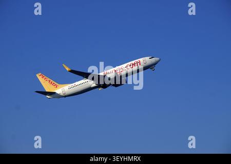 Boeing 737-800, numéro d'identification TC-CPC, la compagnie aérienne turque à bas prix PEGASUS, en montée à l'aéroport Franz-Josef-Strauss de Munich Banque D'Images