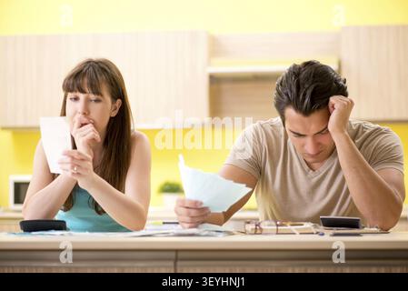 Jeune famille aux prises avec des finances personnelles Banque D'Images