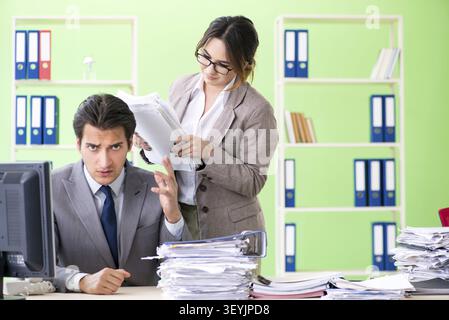 Homme employé souffrant d'un excès de travail Banque D'Images