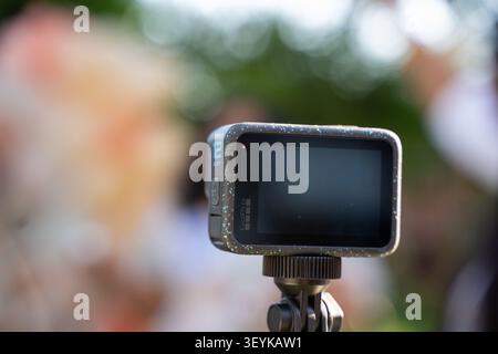 Gros plan de la caméra d'action GoPro Hero 12 Black sur le support. Toronto, Canada - 29 juin 2026. Banque D'Images