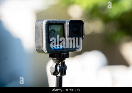 Gros plan de la caméra d'action GoPro Hero 12 Black sur le support. Toronto, Canada - 29 juin 2026. Banque D'Images