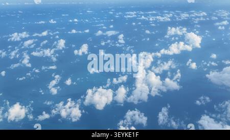 Les nuages flottent au-dessus de l'océan bleu par une journée ensoleillée Banque D'Images