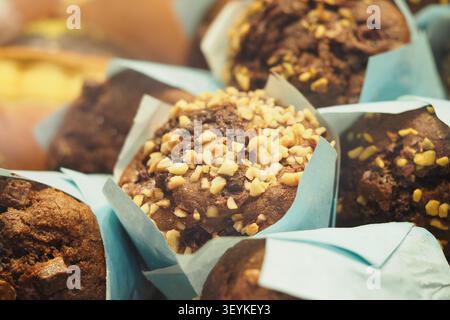 Muffins frais cuits au four avec des noix exposés dans une boutique Banque D'Images