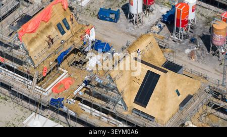 Weesp, Noord-Holland, pays-Bas - 16 juin 2026 : vue aérienne de maisons individuelles nouvellement construites à Weespersluis, mettant en valeur l'architecture moderne, su vert Banque D'Images