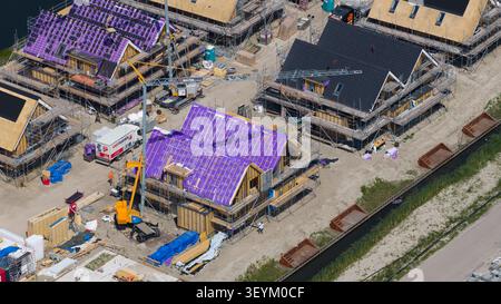 Weesp, Noord-Holland, pays-Bas - 16 juin 2026 : vue aérienne de maisons individuelles nouvellement construites à Weespersluis, mettant en valeur l'architecture moderne, su vert Banque D'Images