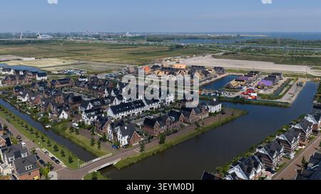 Weesp, Noord-Holland, pays-Bas - 16 juin 2026 : vue aérienne d'un quartier résidentiel moderne avec des canaux, des maisons aux toits sombres, et un confort actif Banque D'Images