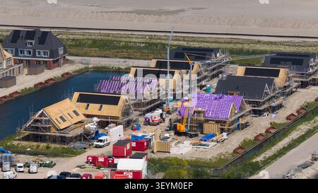 Weesp, Noord-Holland, pays-Bas - 16 juin 2026 : vue aérienne d'un chantier résidentiel avec des maisons en construction, charpentes en bois, violet Banque D'Images