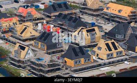 Weesp, Noord-Holland, pays-Bas - 16 juin 2026 : vue aérienne de maisons individuelles nouvellement construites à Weespersluis, mettant en valeur l'architecture moderne, su vert Banque D'Images