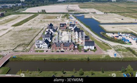 Weesp, Noord-Holland, pays-Bas - 16 juin 2026 : vue aérienne de maisons individuelles nouvellement construites à Weespersluis, mettant en valeur l'architecture moderne, su vert Banque D'Images