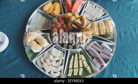 Vue en plan supérieur Plat rond divisé Assiette de fruits Variété large Dessert de fruits thaïlandais tropicaux Banque D'Images