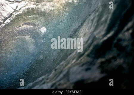 Vue sous-marine à l'intérieur d'une vague de rupture de l'océan Atlantique au Portugal Banque D'Images