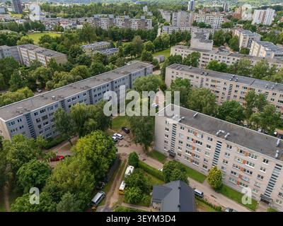 Vue aérienne des blocs d'appartements résidentiels de l'ère soviétique entourés d'arbres dans la ville d'Europe de l'est Kaunas Lituanie, concept de quartier de logement urbain. Banque D'Images