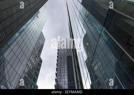 Vue sur les gratte-ciels de verre dans un quartier d'affaires du centre-ville Banque D'Images