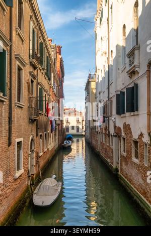 Titre : canal étroit entre bâtiments résidentiels historiques, Venise, Italie Banque D'Images