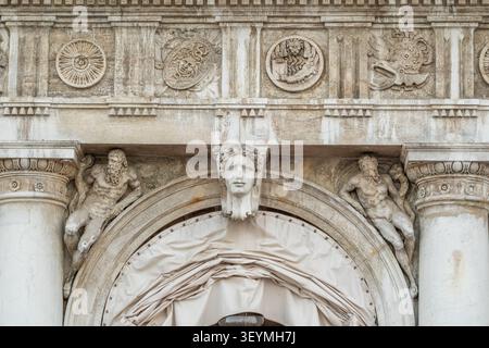 Sculptures classiques en pierre sur l'Archivway historique, Venise, Italie Banque D'Images