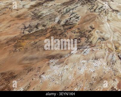 Vue aérienne du site minier de bauxite montrant la terre rouge exposée, les modèles d'excavation et le terrain industriel en Indonésie. Banque D'Images