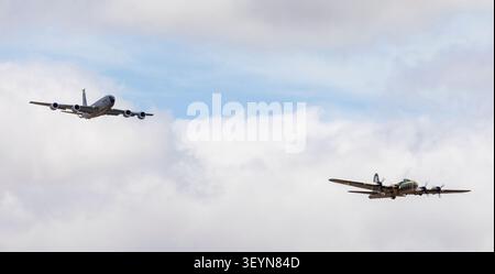 IWM Duxford, Cambridgeshire, Royaume-Uni. 4 juillet 2026. Un vol spécial en formation le jour de l'indépendance des États-Unis, marquant le 250e anniversaire de la Déclaration d'indépendance des États-Unis. L'US Heritage Flight mettait en vedette un KC-135R/T Stratotanker opérant à partir de la RAF Mildenhall volant aux côtés du B-17 Flying Fortress Sally B. cette formation commémorative rendait hommage aux aviateurs qui ont servi et combattu pendant la seconde Guerre mondiale, honorant le partenariat durable et l'histoire partagée entre le Royaume-Uni et les États-Unis. Crédit : Stuart Robertson/Alamy Live News. Banque D'Images