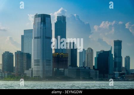 Jersey City, NJ - US - Jul 1, 2026 L'horizon de Jersey City comprend le 99 Hudson Street, le plus haut bâtiment du New Jersey à 900 pieds, le long de la promine Banque D'Images
