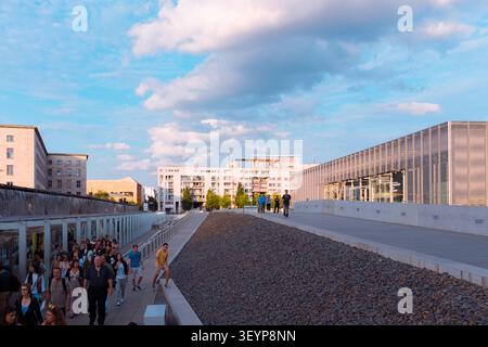 Berlin, Allemagne : vue panoramique du musée topographie de la terreur et du site adjacent du mur de Berlin où les touristes d'été explorent des monuments historiques en plein air Banque D'Images