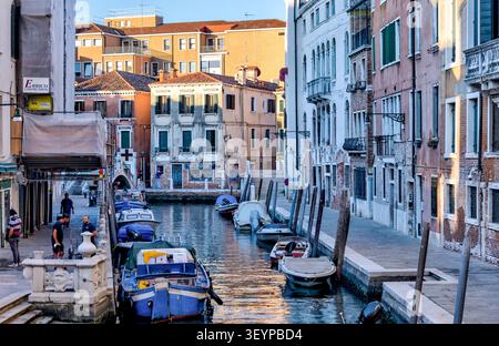 Canal résidentiel calme bordé de bâtiments historiques à Venise, en Italie. Banque D'Images