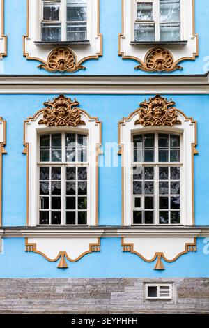 Pouchkine, Russie - 24 juin 2026 : fenêtres du palais Catherine dans la ville de Pouchkine (Tsarskoïe Selo) le jour d'été Banque D'Images