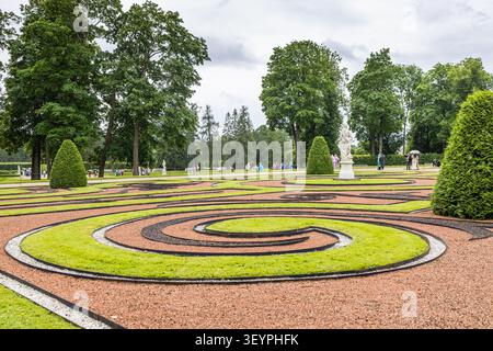 Pouchkine, Russie - 24 juin 2026 : jardin hollandais dans le parc Catherine dans la ville de Pouchkine (Tsarskoïe Selo) le jour pluvieux d'été Banque D'Images