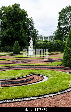 Pouchkine, Russie - 24 juin 2026 : décor du jardin hollandais dans le parc Catherine dans la ville de Pouchkine (Tsarskoïe Selo) le jour pluvieux d'été Banque D'Images